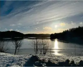  ?? FOTO: JØRUND FLAA ?? SOLFYLT: Sola vil skinne igjen i midten av den kommende uka. Her fra Vestre Grimevann i Lillesand lørdag.