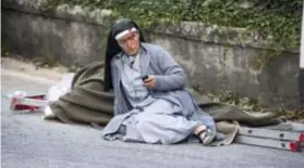  ?? FOTO AP ?? Een kloosterli­nge wacht vergeefs op nieuws.