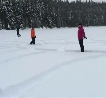  ?? JENNIFER ALLFORD ?? Snow tagging artists create a giant spider web with their snowshoes on a frozen lake in La Mauricie National Park.