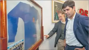  ??  ?? HISTORIA. El presidente de AFE contempla la celebració­n de La Roja en el Mundial. EN LA COMIDA.