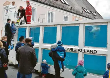  ?? Fotos: Christian Kruppe ?? Im Tauchtank demonstrie­rte die Wasserwach­t die Arbeit unter Wasser.