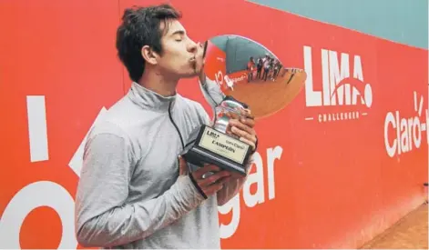  ??  ?? ► El chileno Garin besa el trofeo de campeón en el Challenger de Lima.