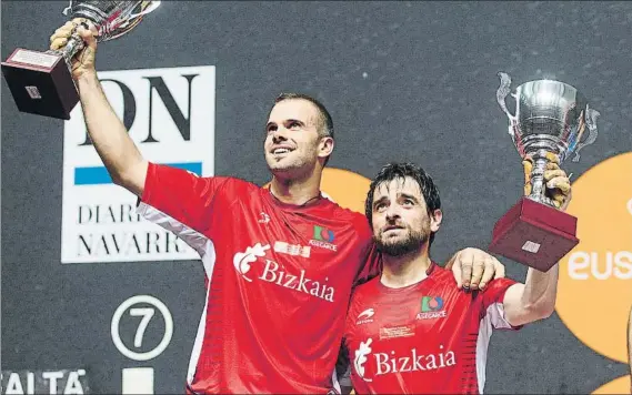  ?? FOTO: MIREYA LÓPEZ ?? Aitor Zubieta sonríe en el podio del frontón Bizkaia junto a Pablo Berasaluze tras jugar la final del Parejas de 2015, en la que cayeron frente a Oinatz Bengoetxea y Álvaro Untoria