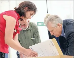  ?? Photo: DAVID SANDERSON ?? Cultural connection: Plimmerton resident and national archivist Ula Tansley and former president of Poland Aleksander Kwasniewsk­i delve into the history books.