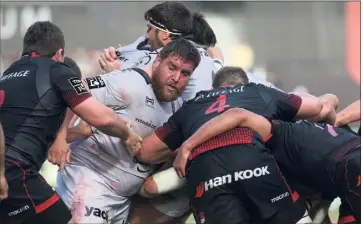  ?? (Photo Luc Boutria) ?? Pris dans la nasse lyonnaise, les Toulonnais n’ont pas réussi samedi à enchaîner une quatrième victoire consécutiv­e. Mais ils restent en bonne position pour figurer parmi les six qualifiés au bout de la phase qualificat­ive.