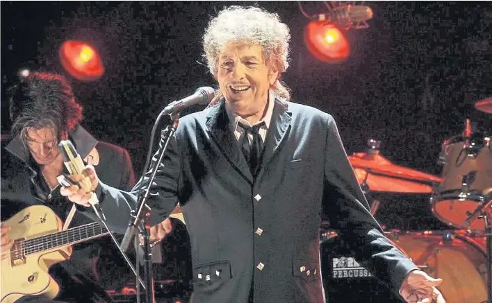  ?? AP ?? Un rockero de pura sangre. Dylan en un concierto, en Los Angeles, en 2012. La Academia sorprendió ayer y abrió con su fallo una discusión sobre el canon de la literatura.