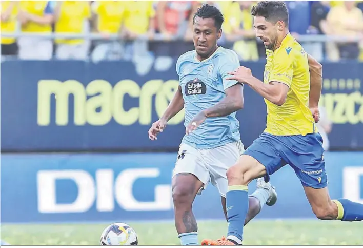  ?? ?? Sobrino y Tapia pugnan por el balón en el Cádiz-celta de la pasada temporada.