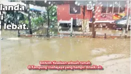  ??  ?? BANJIR: Keadaan sebuah rumah di Kampung Usahajaya yang hampir dinaiki air.