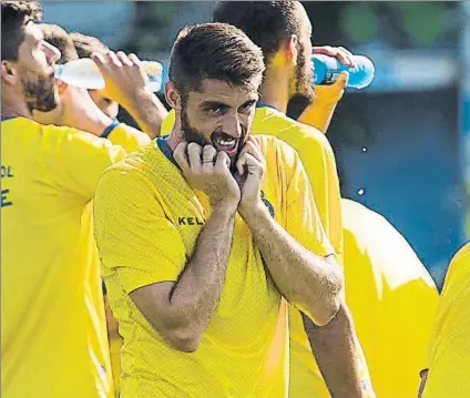  ?? FOTO: PERE PUNTÍ ?? David López ya respira tranquilo El central firmó ayer su nuevo contrato con el club blanquiazu­l