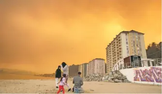  ?? REUTERS ?? En la zona centro-sur del país se ve un cielo naranja por los incendios