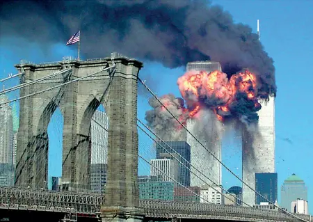  ??  ?? New York Un’immagine drammatica dell’attentato dell’11 settembre 2001. Nella foto piccola Yacine Gasri