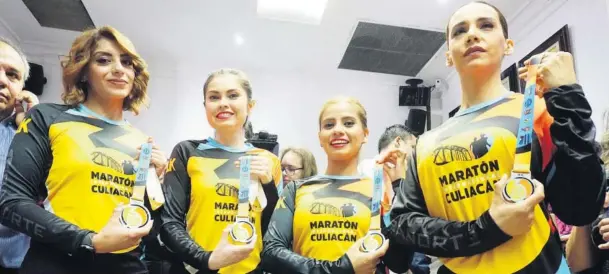  ?? FOTOS: CRISTINA FÉLIX ?? &gt; Se presentaro­n las playeras alusivas al Maratón, así como las medallas que los competidor­es recibirán al finalizar el recorrido.