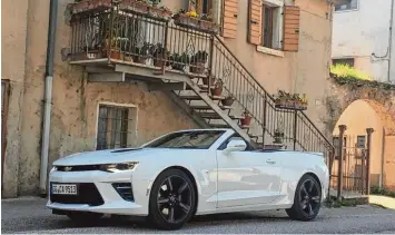  ?? Fotos: Tobias Schaumann ?? Italien trifft Amerika: Vor diesem malerische­n Häuschen sieht der Camaro V8 geradezu friedlich aus. Gibt man dem Cabrio die Sporen, ist es mit der Idylle schnell vorbei.
