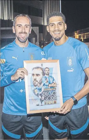  ?? Foto: AUF ?? Ronald Araujo entregó un obsequio a Godín por sus cuatro Mundiales con Uruguay