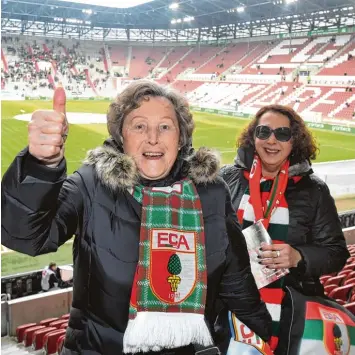  ?? Foto: Ulrich Wagner ?? Helga Wahl ist durch ihre Tochter Ilona (rechts) erst spät mit dem FCA in Berührung gekommen. Doch seitdem kann sich die 79 Jährige ein Leben ohne Fußball nicht mehr vorstellen.