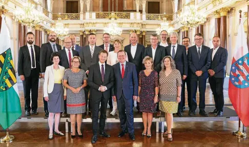  ?? FOTO: MICHAEL REICHEL/DPA ?? Die Kabinettsm­itglieder von Sachsen und Thüringen (rechts) bei der gemeinsame­n Sitzung in Altenburg.