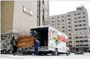  ?? LIBBY MARCH / THE NEW YORK TIMES ?? Set-builders in Buffalo, N.Y., strike the set of the Kavinoky Theater’s production of “To Kill a Mockingbir­d” on Wednesday. The theater received a cease-and-desist notice from staging the play.