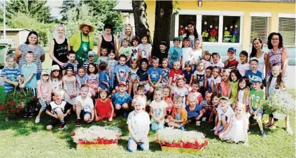  ??  ?? In Grafenstei­n kümmerten sich Kindergärt­nerinnen und Kinder um das „Kärntner Sterndl“