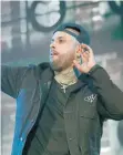  ??  ?? Nicky Jamdemostr­ó que sabe provocar el baile y el canto.