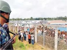  ??  ?? ► Un policía de Myanmar en la frontera con Bangladesh, donde están los rohingyas, ayer.