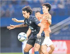  ??  ?? Buriram’s Diogo Luis Santo, left, in action against Ratchaburi.