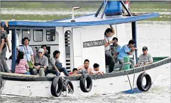  ?? Picture: REUTERS ?? HEARTBREAK­ING TRIP: Family members of Mary Jane Veloso return to the port town Cilacap from the Indonesian prison island of Nusakamban­gan