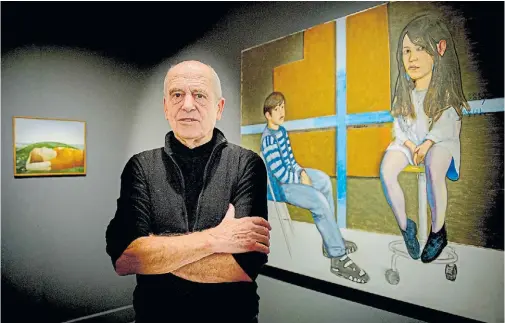 ?? FOTOS: NOEL SMART ?? El artista en el espacio de su exposición. A sus espaldas, una gran pintura en la que retrata a sus hijos, Mateo y Azul.