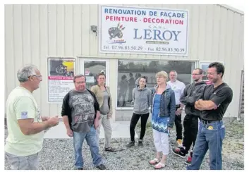  ??  ?? Mardi matin, Ronan Trellu, maire de Saint-Carné (à gauche) a remis une attestatio­n de présence aux sept salariés de la Sarl Leroy.