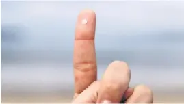  ?? ?? MINISCULE. A man shows the size of a plastic pellet at Ber beach in Pontedeume town.