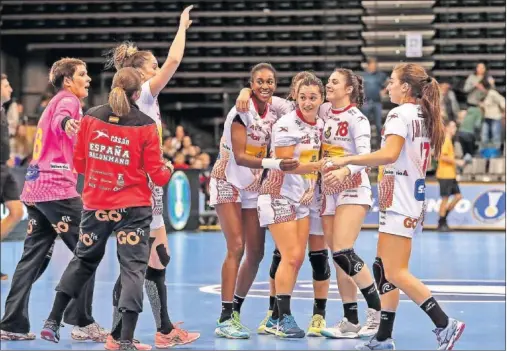  ??  ?? SATISFECHA­S. Las jugadoras de la Selección acabaron felices por el juego ofrecido ante Eslovenia.