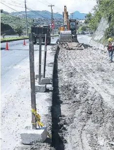  ?? FOTO: MARVIN SALGADO ?? Las cuadrillas de la comuna trabajan en la ampliación del tercer carril. La pavimentac­ión se realiza con concreto hidráulico.