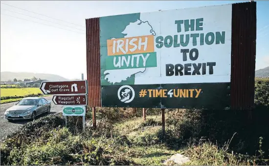 ?? PETER MORRISON / AP ?? Cartell favorable a la unificació amb Irlanda a la vella carretera de Belfast a Dublín a Newry, Irlanda del Nord