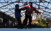  ?? RICK EGLINTON/TORONTO STAR FILE PHOTO ?? EVERGREEN BRICK WORKS
Run by the non-profit Brick Works organizati­on, the free public rink in the Don Valley is framed by the former industrial buildings. (Check Evergreen.ca for hours.)