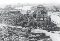  ?? FOTO: EPA/DPA ?? Wahrzeiche­n der Zerstörung: Das Gebäude mit der Kuppel, die die Ruinen der Stadt überragt, ursprüngli­ch die Industrief­örderungsh­alle der Präfektur Hiroshima, wurde später zur Gedenkstät­te.