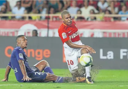  ?? FOTO: EFE ?? Mbappé, jugando contra el Toulouse El futuro del joven delantero francés, aún en el aire