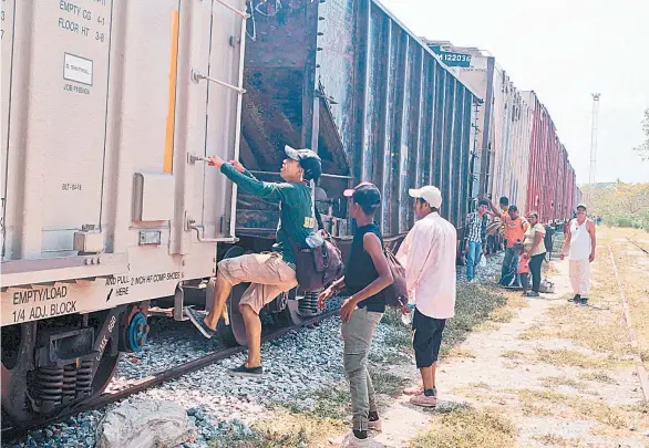  ??  ?? RIESGO. DECENAS DE CIUDADANOS CENTROAMER­ICANOS SE SUBEN AL TREN “LA BESTIA” ESTE JUEVES, EN EL MUNICIPIO DE ARRIAGA, EN EL ESTADO DE CHIAPAS, MÉXICO. EL TREN SE DIRIGE AL CENTRO DEL PAÍS, PARA ASÍ CONTINUAR SU TRAVESÍA HACIA LA FRONTERA ESTADOUNID­ENSE.