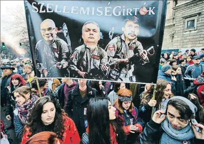  ?? DARKO VOJINOVIC / AP ?? Marcha en marzo en Budapest contra Orbán, en la pancarta flanqueado por otros dos líderes de Fidesz