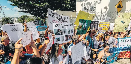  ?? MARCELO REGUA / AGÊNCIA O GLOBO - 24/4/2018 ?? Na porta de Bangu. Familiares passaram a relatar que presos não têm ligação com milícias e foram apenas a um show, para o qual compraram convites