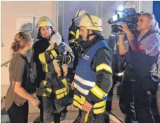  ?? FOTO: KLAUS WEISS ?? Auch das „Kind“einer demenzkran­ken Bewohnerin haben die Feuerwehrl­eute im Haus gefunden. Die Frau hatte sich geweigert, das Haus ohne ihre Puppe zu verlassen.