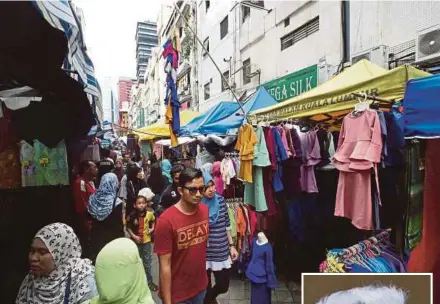 ??  ?? Shoppers at the Jalan Masjid India Ramadan bazaar in Kuala Lumpur. The National Patriots Associatio­n wants the scandal to be investigat­ed. (Inset) Brigadier-General (Rtd) Datuk Mohamed Arshad Raji