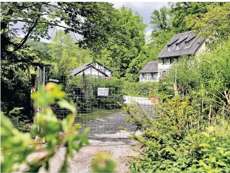  ?? RP-FOTO: STEPHAN KÖHLEN ?? Ein Zaun auf dem Wanderweg im Neandertal vor der Winkelsmüh­le signalisie­rt: Hier geht’s nicht weiter. Skurril: Laut aktueller Rechssprec­hung dürfen die Eigentümer den Weg nicht sperren, aber sie dürfen ihn entfernen.