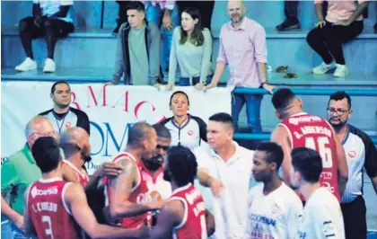  ?? JUAN DIEGO VILLARREAL ?? Aleidy Blanco (centro, atrás) impartió justicia en los tres primeros juegos de la final de la Liga Superior de Baloncesto. En la serie, Escazú lleva la delantera, 2-1, frente a Coopenae UIA San Ramón.