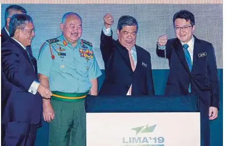  ?? PIC BY ASYRAF HAMZAH ?? Defence Minister Mohamad Sabu (second from right) launching the Langkawi Internatio­nal Maritime and Aerospace Exhibition 2019 in Kuala Lumpur yesterday. Present is his deputy, Liew Chin Tong (right), Armed Forces chief General Tan Sri Zulkifli Zainal Abidin (second from left) and EN Project Sdn Bhd chief executive officer Lieutenant General (Rtd) Datuk Seri Sabri Adam.