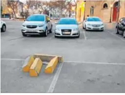  ??  ?? La presencia de bordillos en medio del aparcamien­to llama la atención.