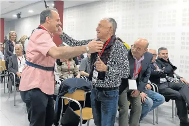  ?? GUILLERMO MESTRE ?? José Juan Arceiz recibe ayer el abrazo de Pepe Álvarez, de pie, junto a Daniel Alastuey.