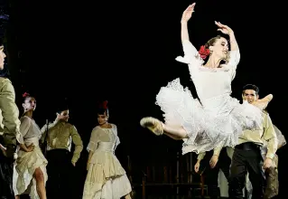  ??  ?? Gitana Una scena della «Carmen» firmata Balletto del Sud. Protagonis­ta, Nuria Salado Fusté