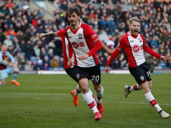  ?? (REUTERS) ?? Gabbiadini scores with less than five minutes remaining