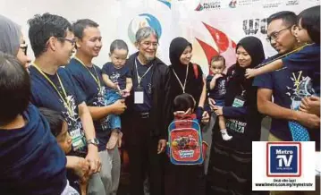  ??  ?? DR Mohd Alauddin bersama anak dan cucu pada sidang media misi kemanusiaa­n WBG, semalam.