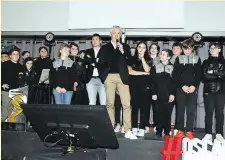  ?? ?? FORMATION La formation du club était représenté­e mardi dernier avec les jeunes de l’école de rugby.