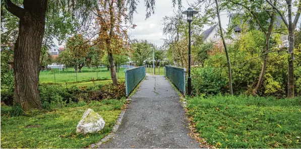  ?? Foto: Erich Herrmann ?? Der Nausteg in Riedheim wird neu gebaut. Damit sind aber nicht alle Stadträte einverstan­den.